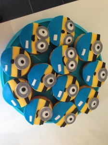 Minions cupcakes 19